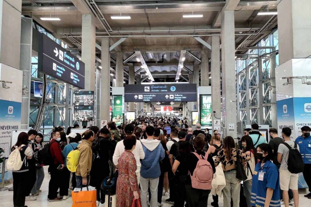 As filas da imigração do aeroporto de Bangkok estão quase sempre enormes (e demoradas) - Bangkok Post