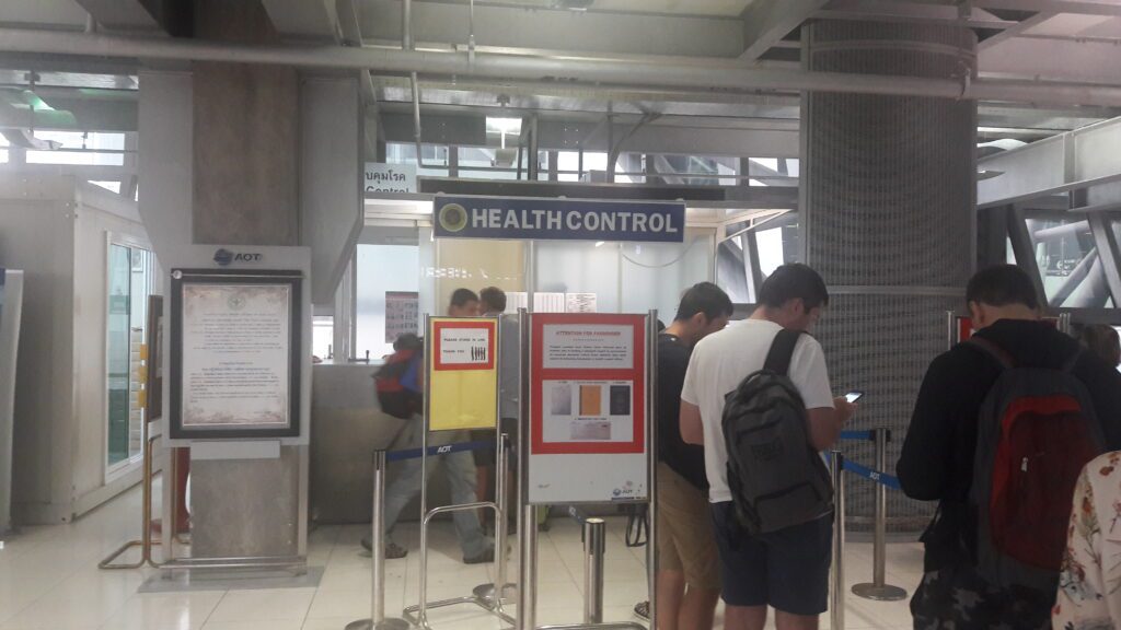 Fila no controle sanitário do aeroporto de Bangkok: preencha o formulário ENQUANTO espera a sua vez pra ganhar tempo - Magu Mathias