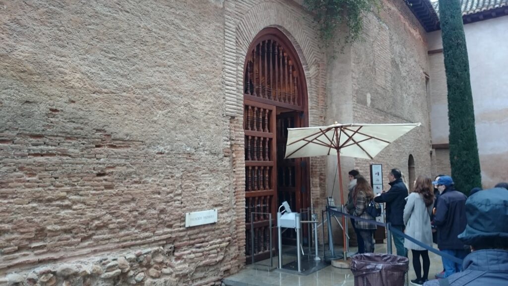 Fila pra entrar nos Palácios Nasridas em Alhambra Granada - Magu Mathias