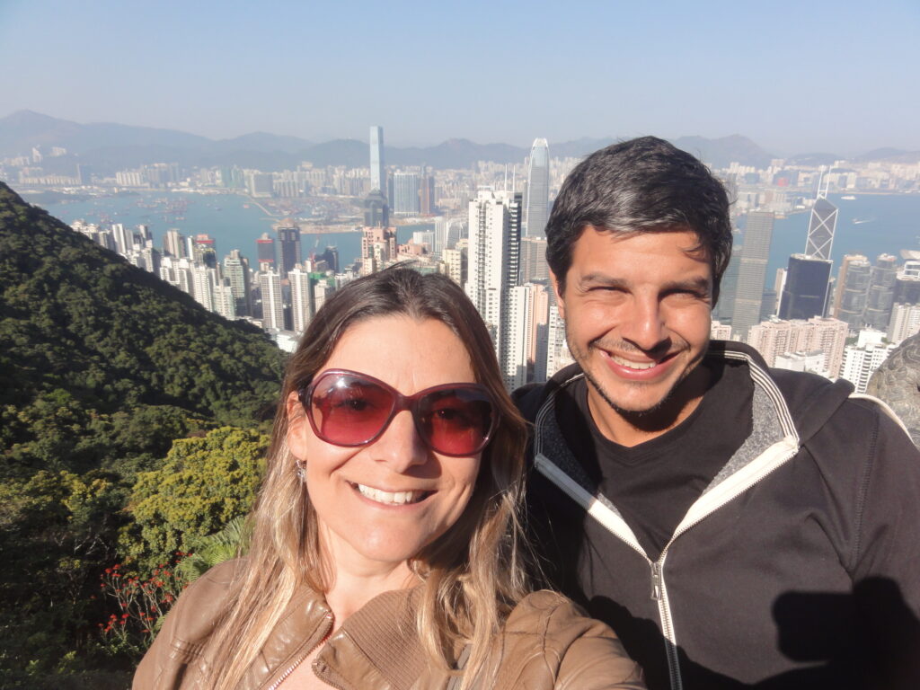 Curtindo a vista de Hong Kong do alto do Victoria Peak - Magu Mathias