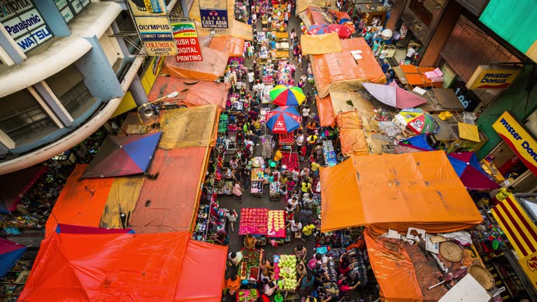 Horário comercial das Filipinas: uma das ruas de comércio de rua em Manila - Getty Images