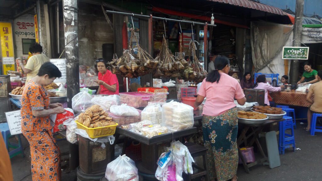 Comércio de rua a todo vapor no horário comercial em Myanmar - Magu Mathias