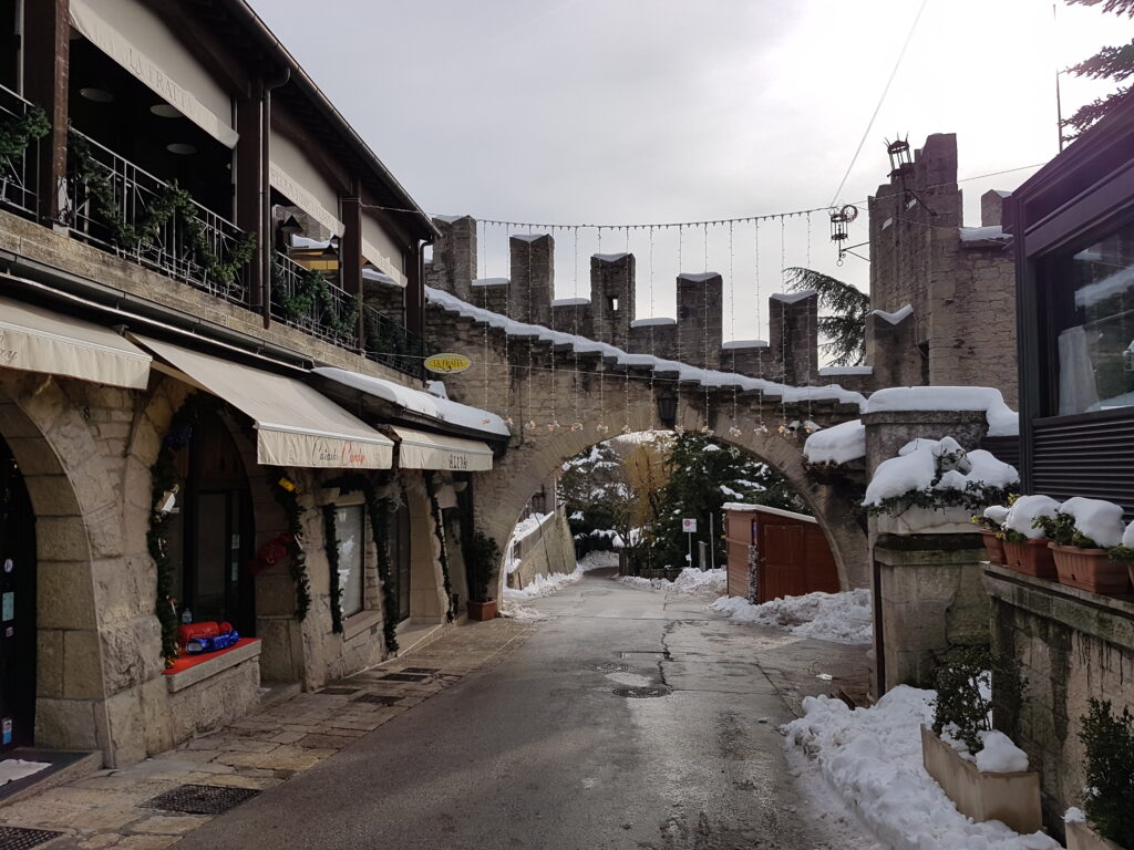 Nossas andanças por uma San Marino deserta fora do horário comercial (e na baixa temporada) - Magu Mathias