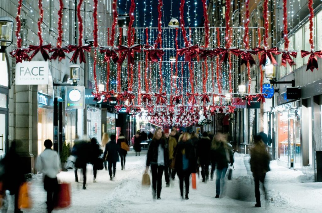 Horário comercial na Suécia: rua Drottninggatan sempre agitada em Estocolmo - sweetsweden