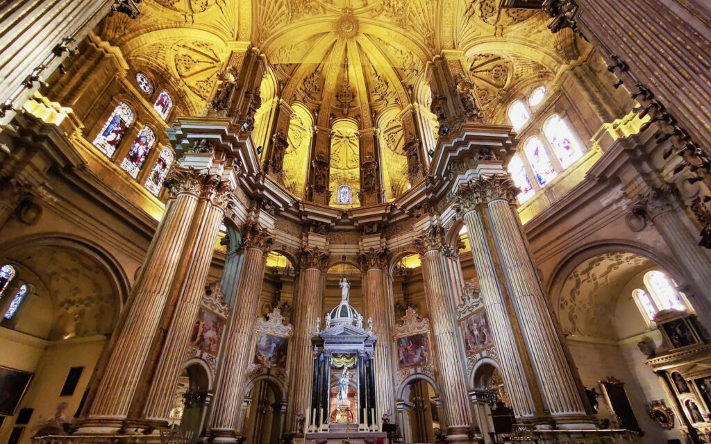O lindo interior da Catedral de Málada - Visit Malaga