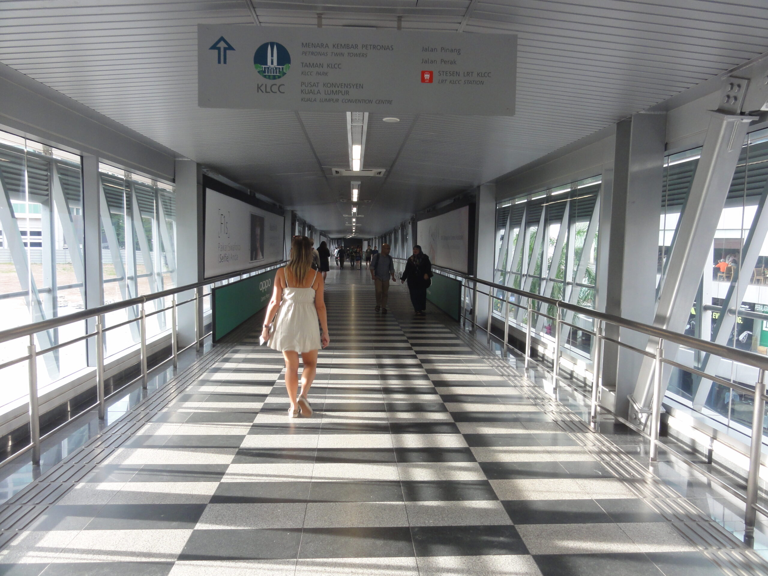 O interior das passagens entre os prédios de Kuala Lumpur é limpo, climatizado e seguro - Magu Mathias