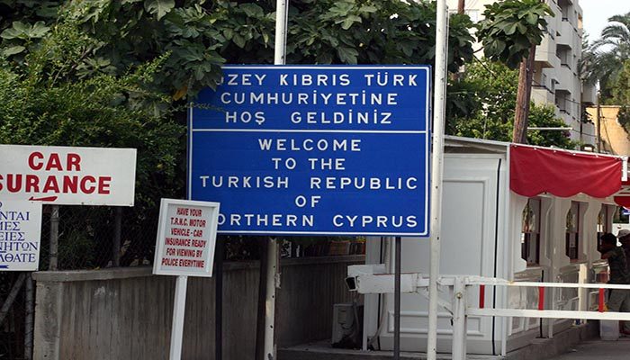 Placa de bem vindo a Republica Turca do Norte do Chipre - E-International Relations
