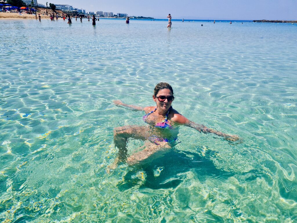 Aproveitamos as praias do Chipre em pleno início de primavera europeia - Magu Mathias