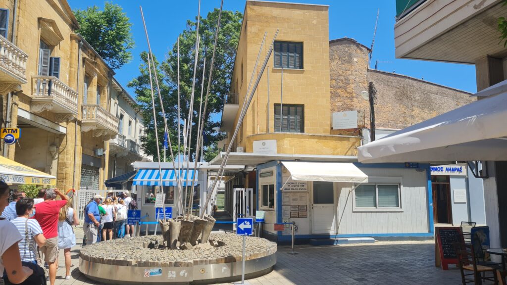 Pegamos fila na travessia da fronteira de Nicósia do Chipre com a República Turca do Norte do Chipre -Magu Mathias