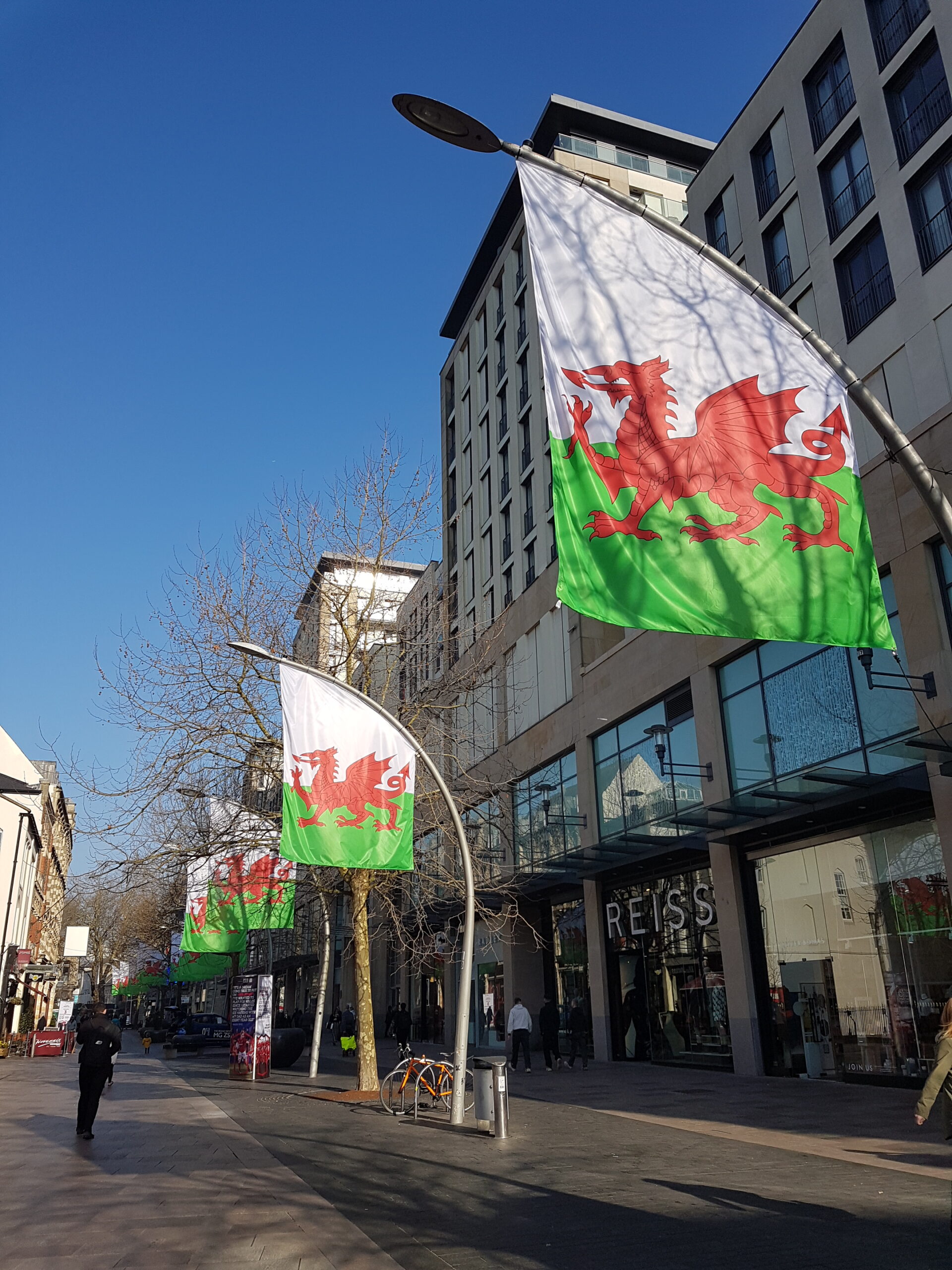 Horário comercial no País de Gales Cardiff - Magu Mathias