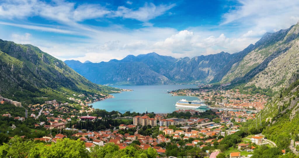 Baía de Kotor Montenegro - Digital Nomad World