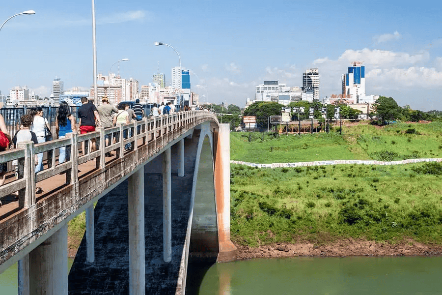 A horda habitual de turistas cruzando a ponte da amizade rumo à Ciudad del Este, no Paraguai - Nomadic Hustle
