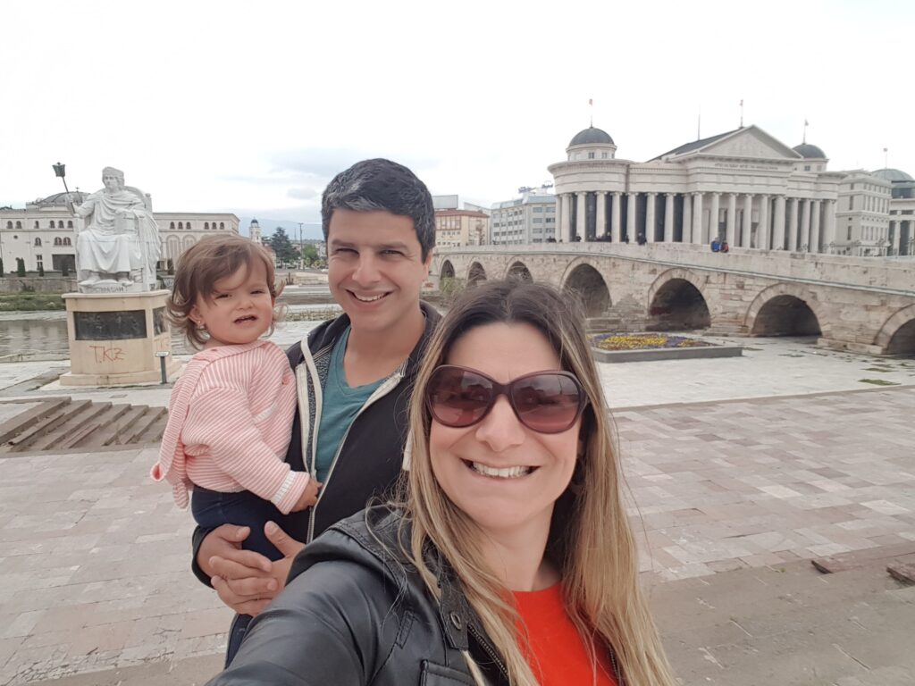 Felizes por estarmos explorando Escópia, a capital da Macedônia do Norte - Magu Mathias