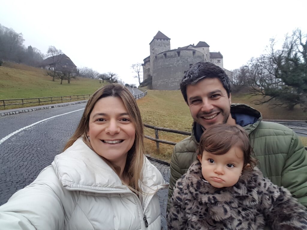 Visita de uma família mochileira a Vaduz capital de Liechtenstein - Magu Mathias
