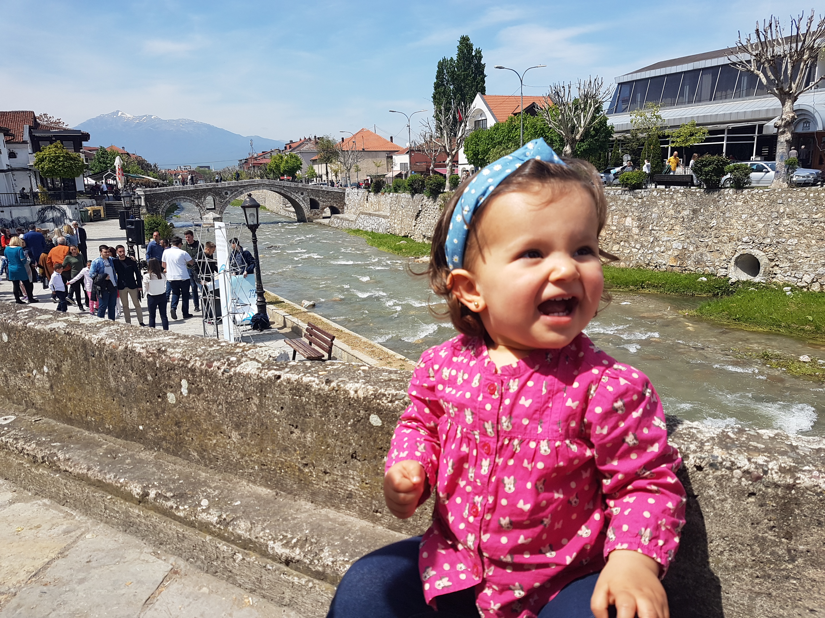 Uma mochileirinha encantada com a Ponte de Pedra de Prizren, no Kosovo - Magu Mathias