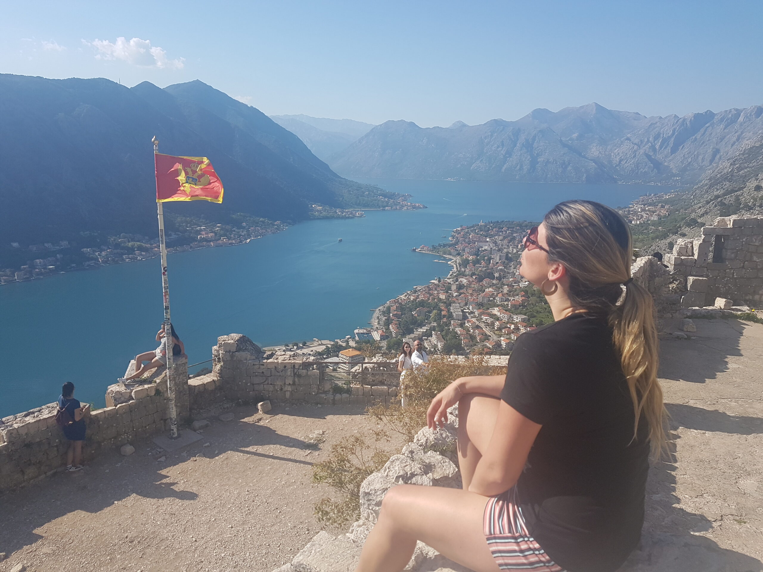 Recuperando o fôlego na Fortaleza de Kotor com essa vista da Baía - Magu Mathias