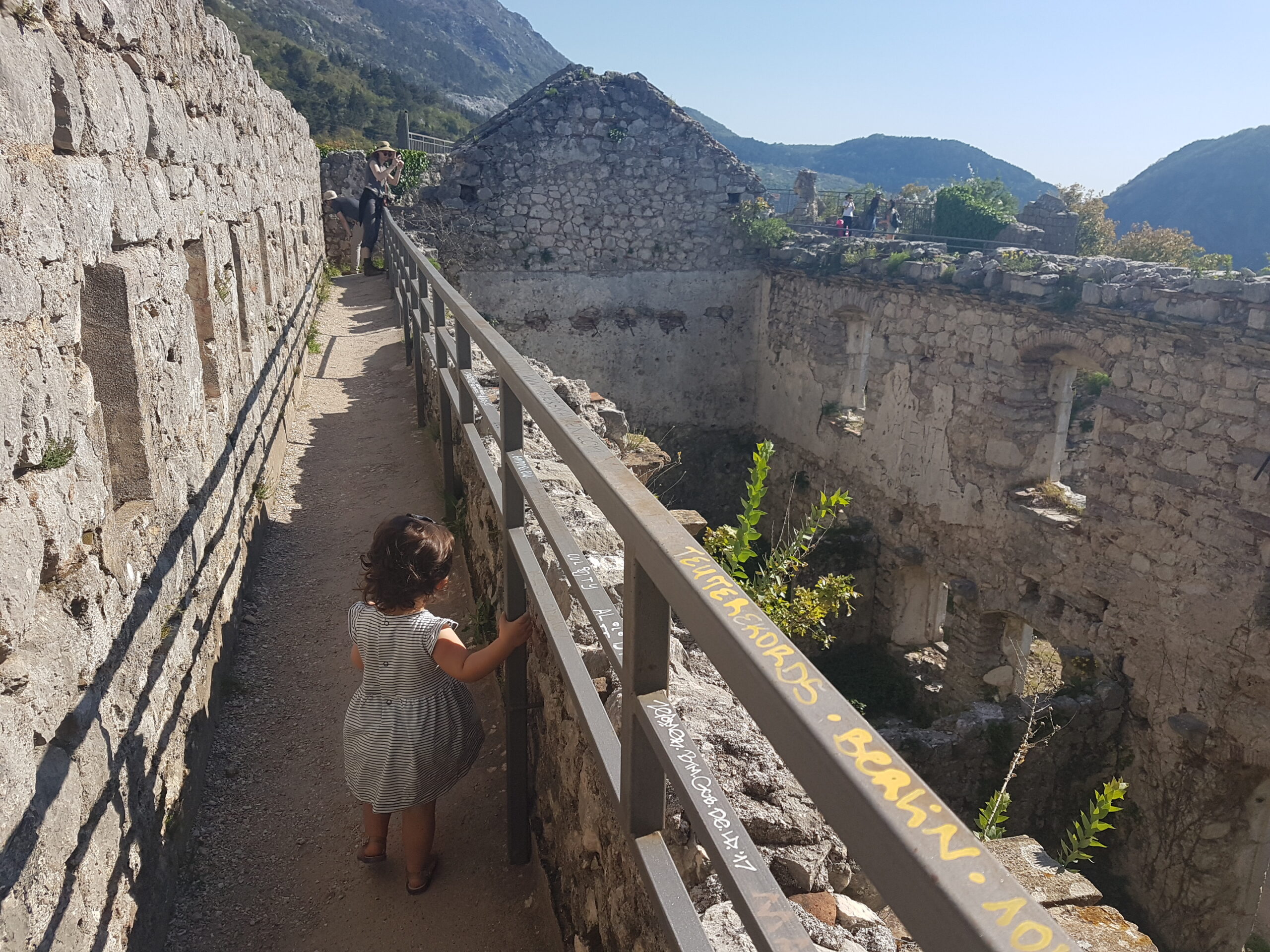 Mochileirinha explorando a Fortaleza de Kotor - Magu Mathias