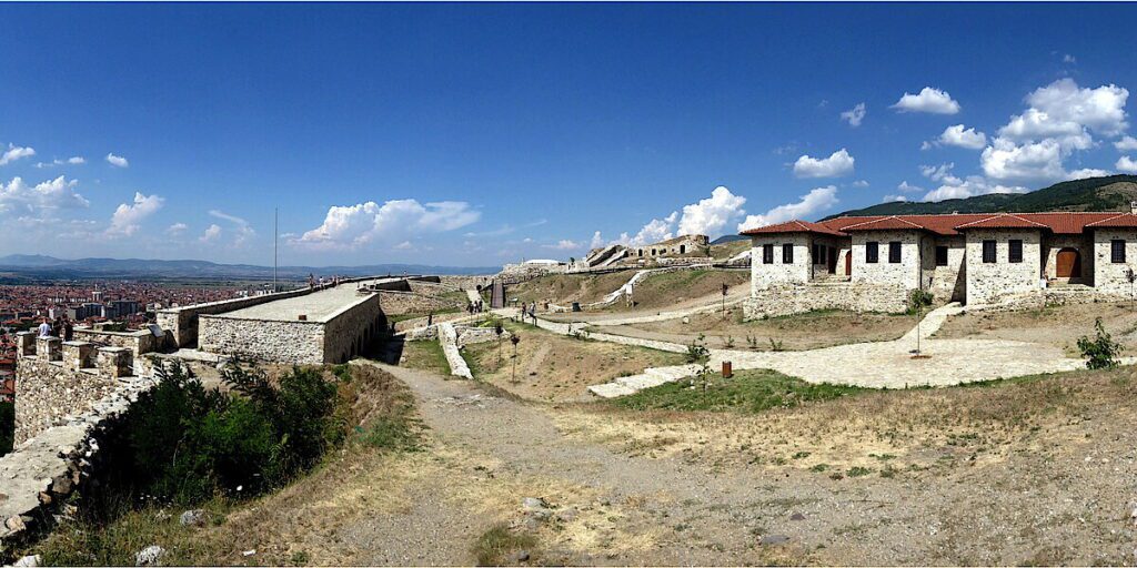 A enorme estrutura da Fortaleza de Prizren - Vizito Shqip
