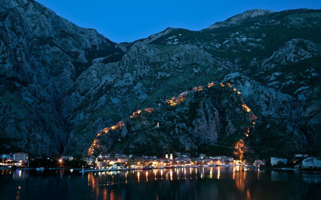 Muralhas de Kotor à noite - On the Luce Travel Blog