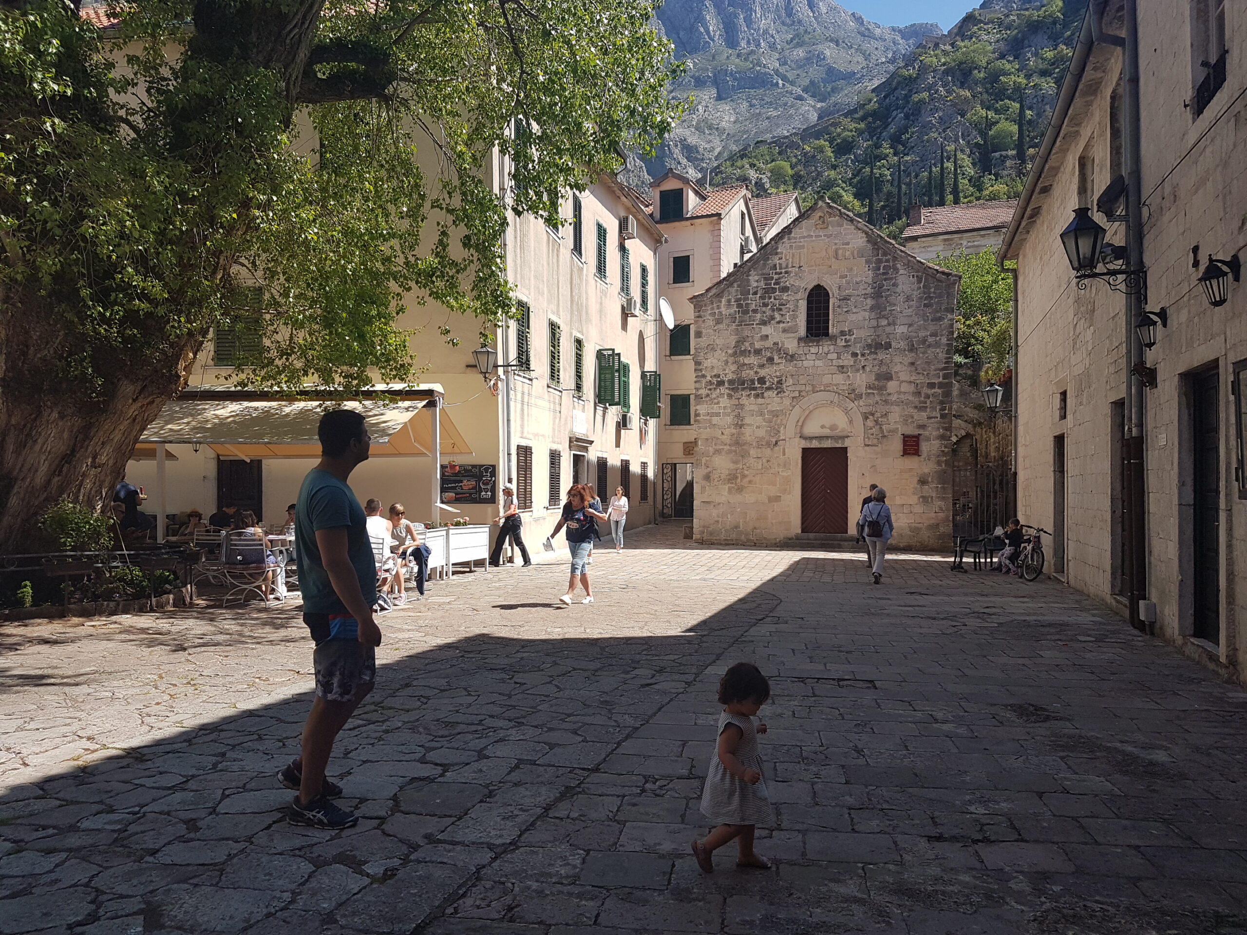 Explorando as vielas de Stari Grad Kotor Montenegro - Magu Mathias