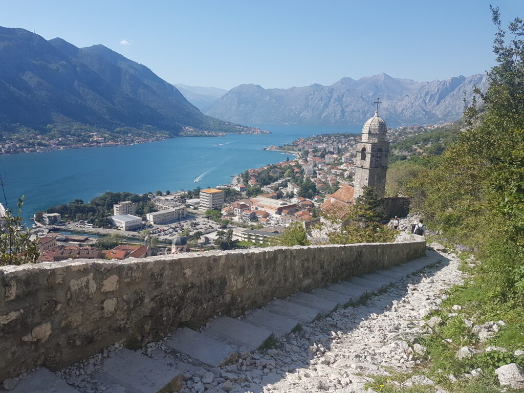 Mais de 1300 degraus até o topo da Fortaleza de Kotor - Magu Mathias