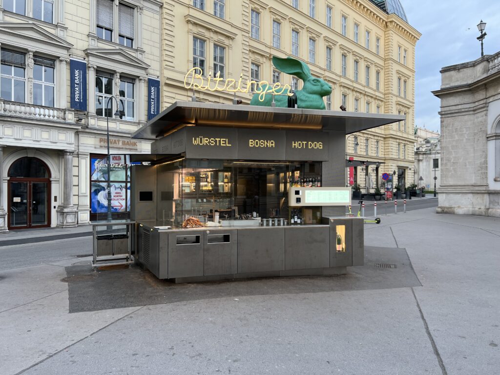 Cachorro quente na Bitzinger Würstelstand Albertina - bitzinger.wien