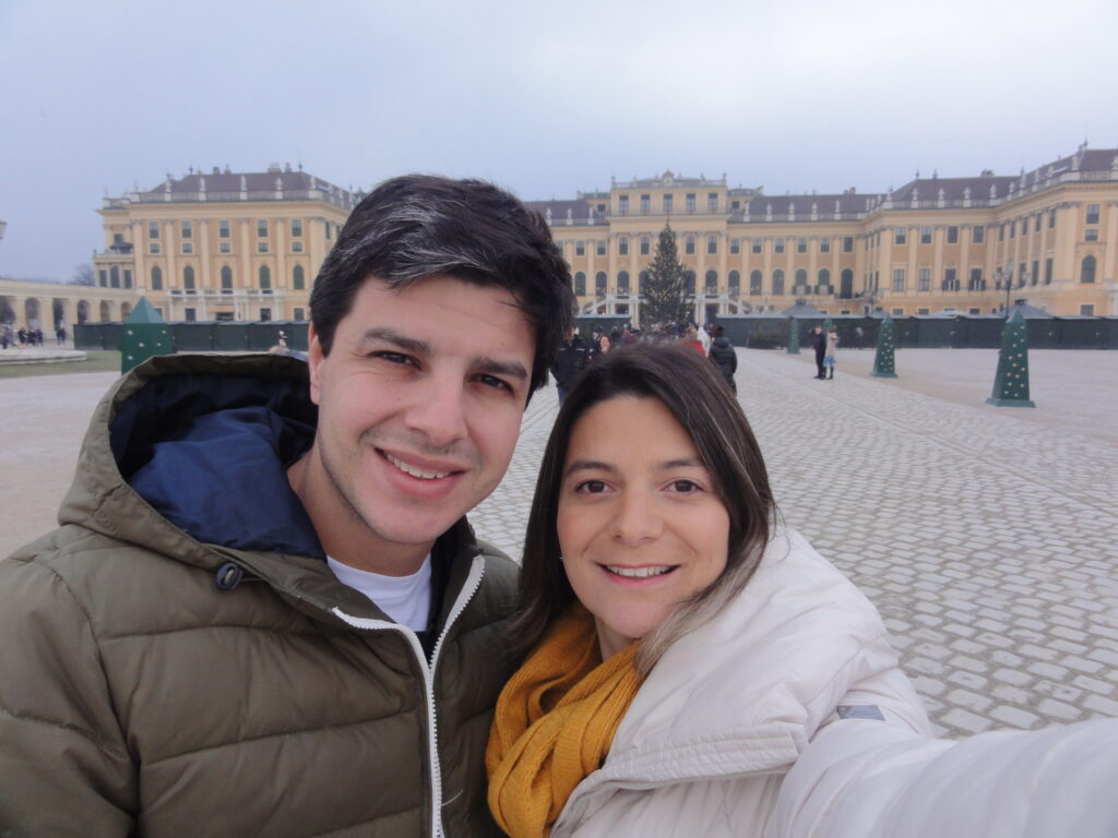 Um casal mochileiro curtindo as atrações de Viena não quer guerra com ninguém! - Magu Mathias