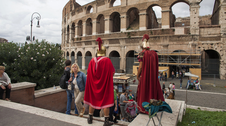 Golpe da foto com gladiadores no Coliseu de Roma - Islands