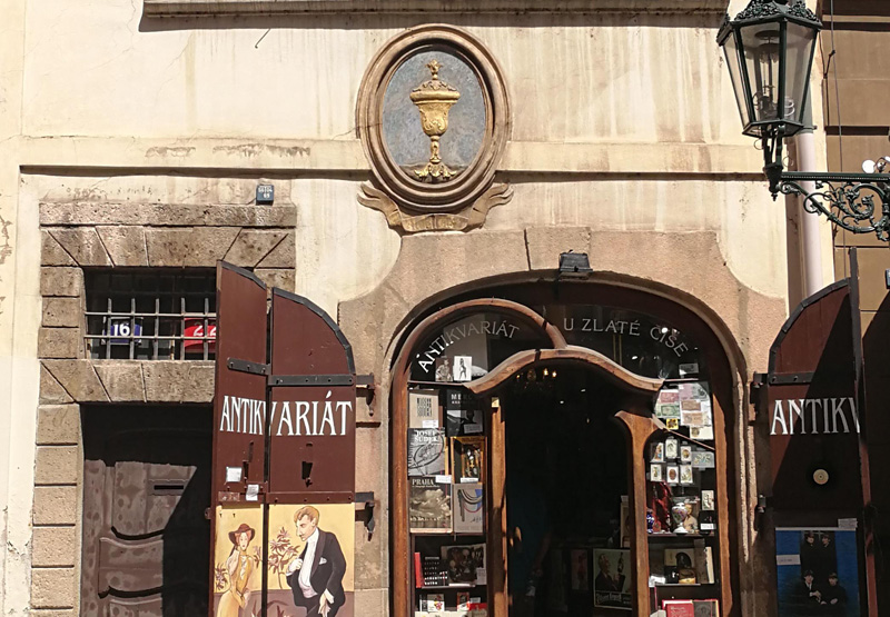 Símbolos nas casas da rua Nerudova em Praga - Prague Now