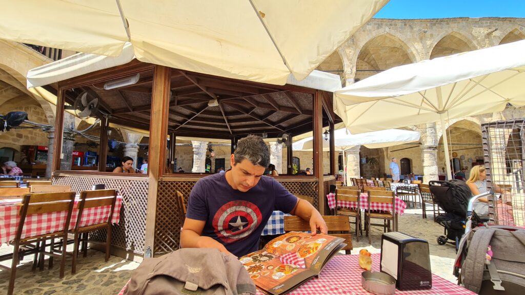 Escolhendo nosso almoço em Buyuk Han Nicosia do Norte - Magu Mathias