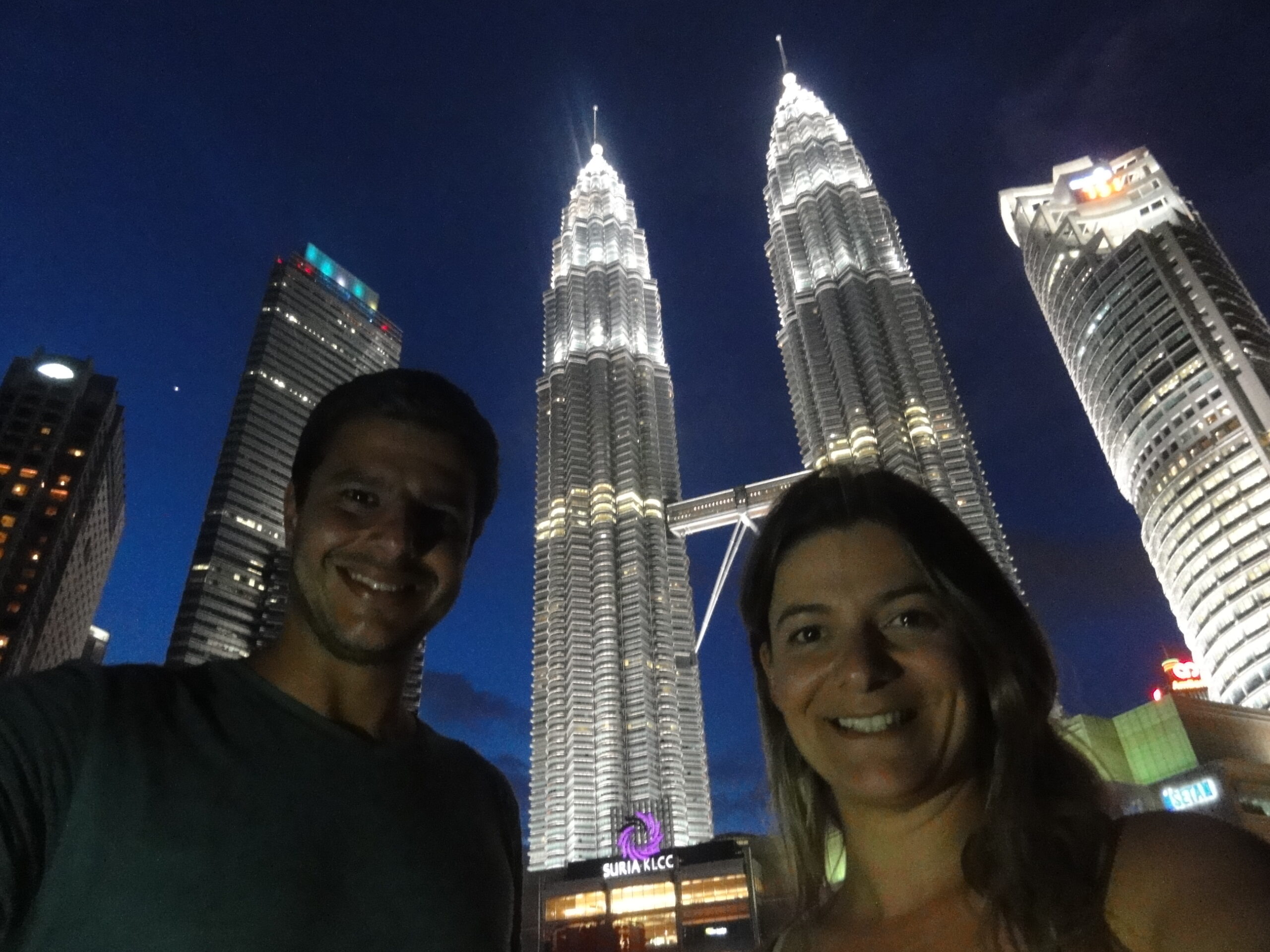 Petronas Towers ao anoitecer em Kuala Lumpur: daquelas experiências inesquecíveis na vida - Magu Mathias