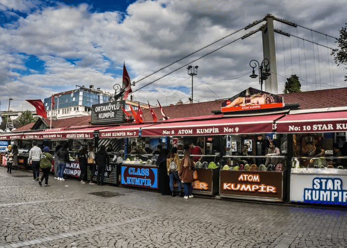 Barraquinhas vendendo o tradicional kumpir no Bairro de Ortakoy Istambul - Istanbul