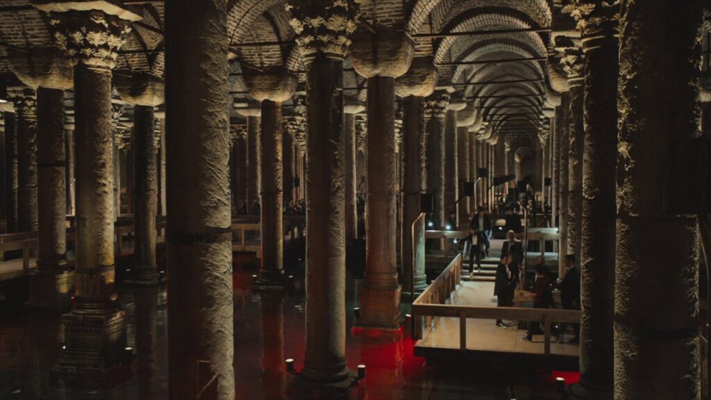 Cena do filme Inferno na Cisterna da Basilica Istambul - Moviefone