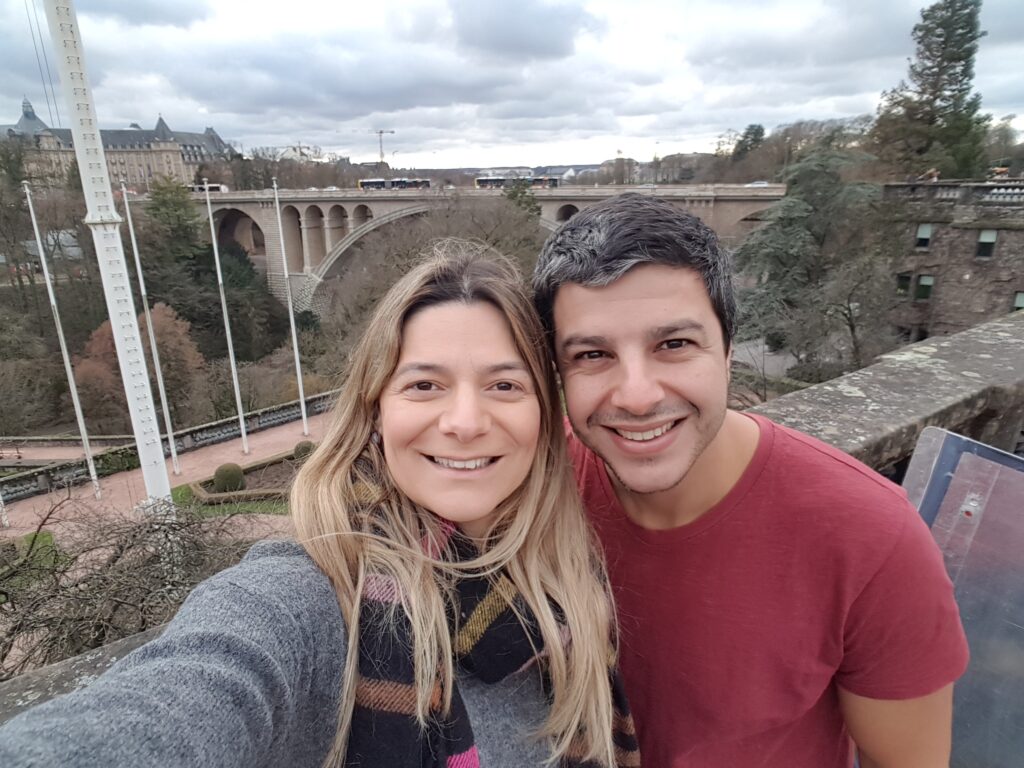 Família babando na Pont Adolph em Luxemburgo - Magu Mathias