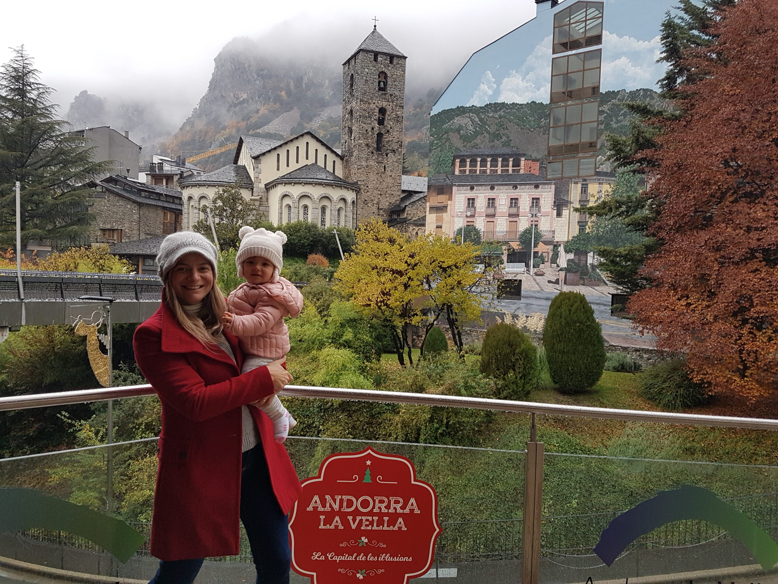 Família de mochileiros curtindo um friozinho em Andorra-a-Velha - Magu Mathias