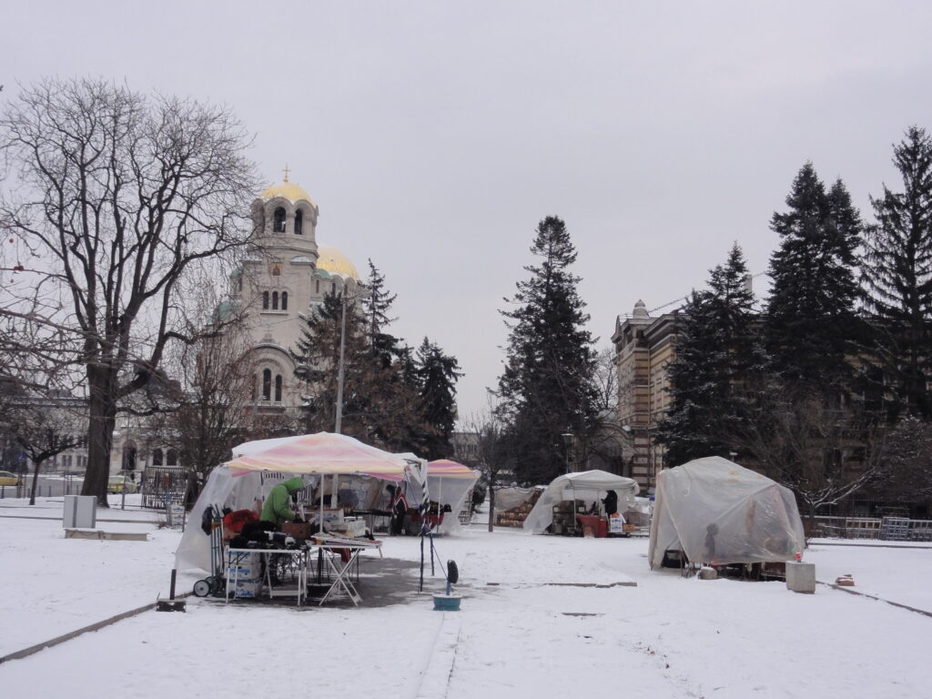 A tradicional feirinha de artesanato em frente à Catedral Alexander Nevsky que visitamos em pleno inverno! Sófia Bulgária - Magu Mathias