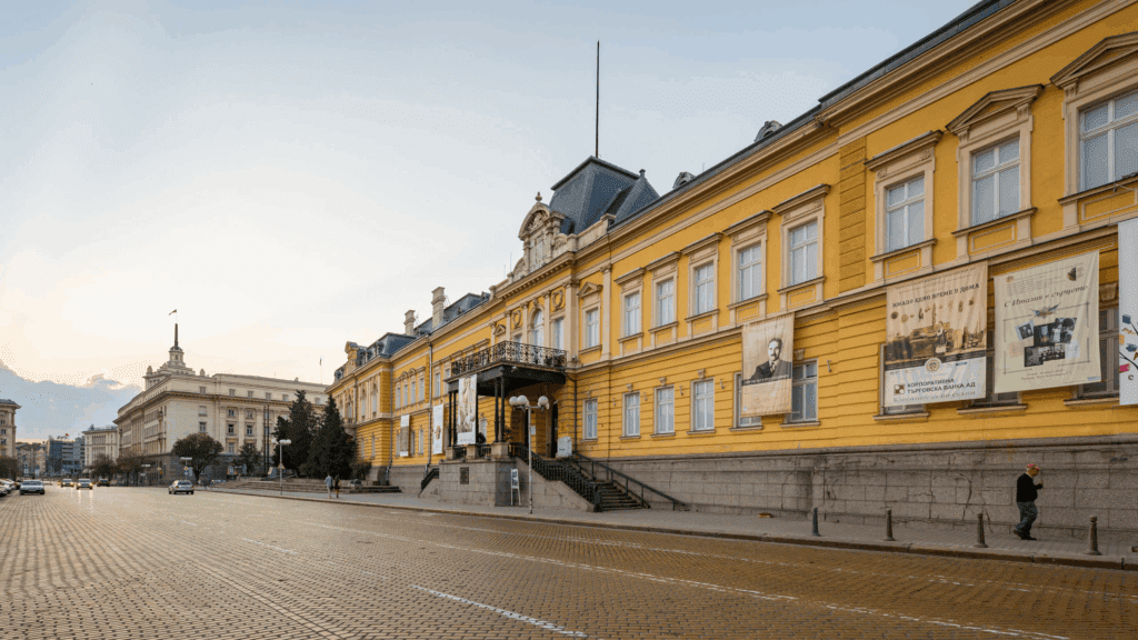 A imponente Galeria Nacional de Arte de Sófia Bulgaria - Expedia