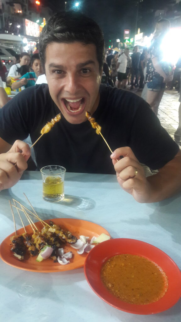 Comendo na rua Jalan Alor em Kuala Lumpur - Magu Mathias