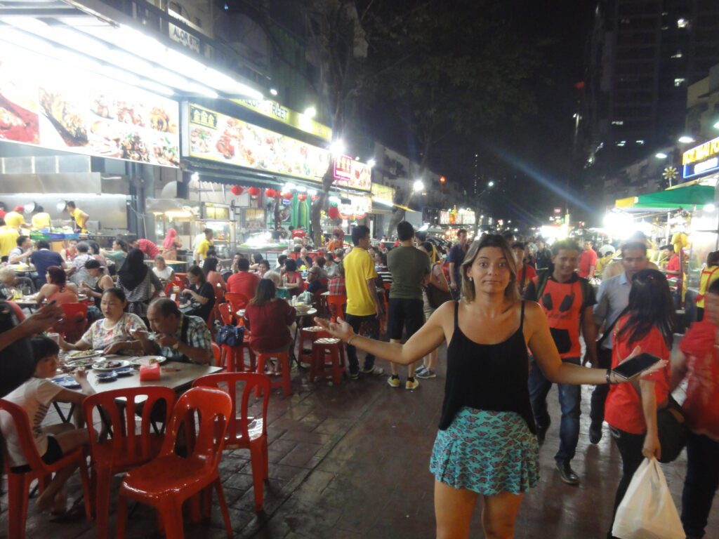 O choque quando a gente volta pra mesma rua que conhecemos de dia, só que, agora, de noite: Jalan Alor - Magu Mathias
