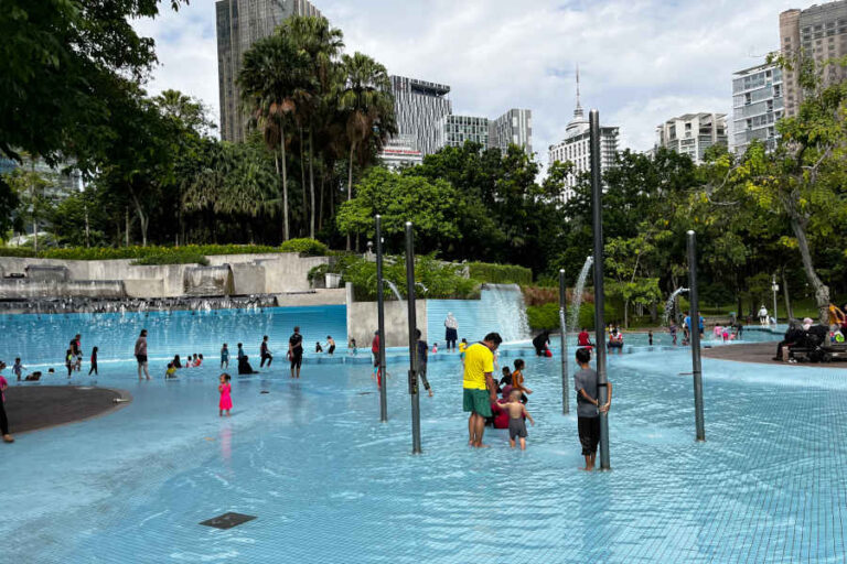 KLCC Park piscina pra crianças - The Gees Travel