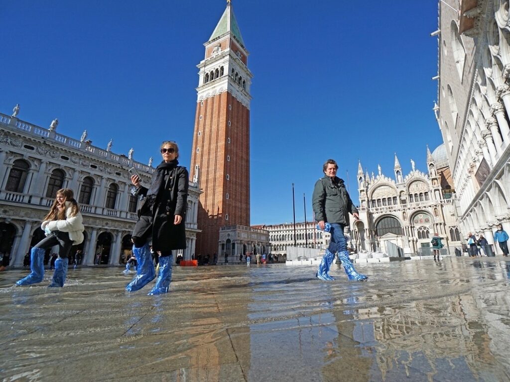 Maré alta na Praça San Marco em Veneza - UOL