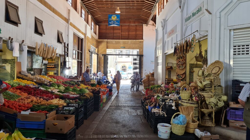 As barracas de comida do Mercado Bandabulya - Magu Mathias