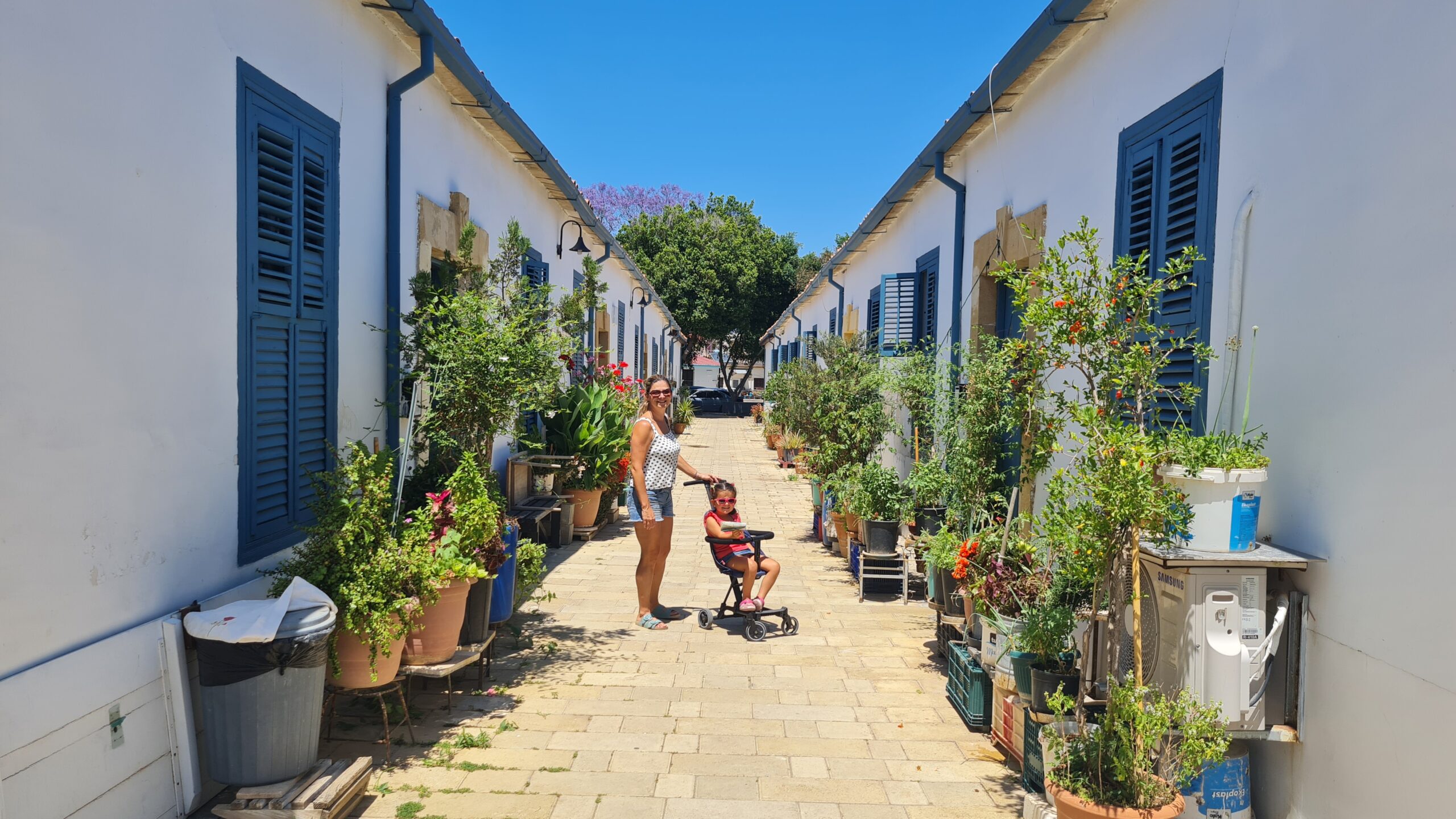 Explorando as ruazinhas de Samanbahçe Evleri em Nicósia do Norte, a parte da capital que fica na República Turca do Norte do Chipre - Magu Mathias