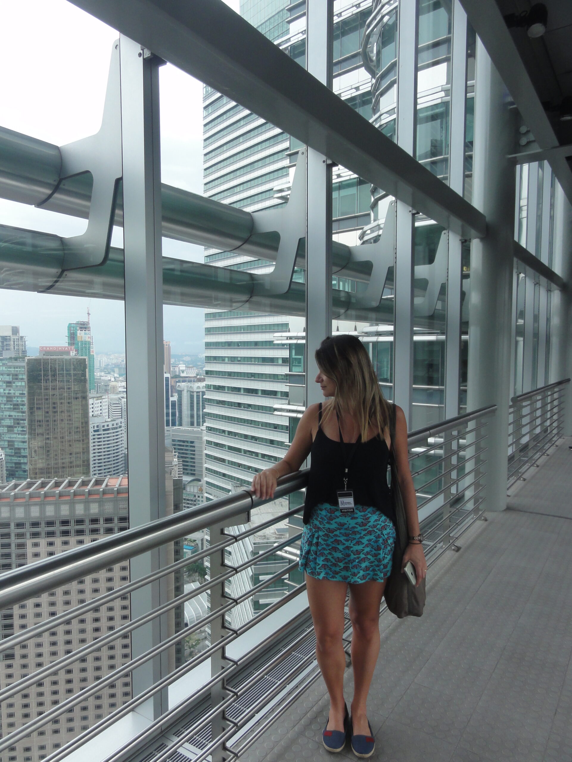 Passeando pela ponte ligando as torres Petronas em Kuala Lumpur - Magu Mathias