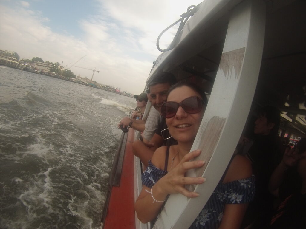 Barco no rio Chao Phraya Bangkok - Magu Mathias