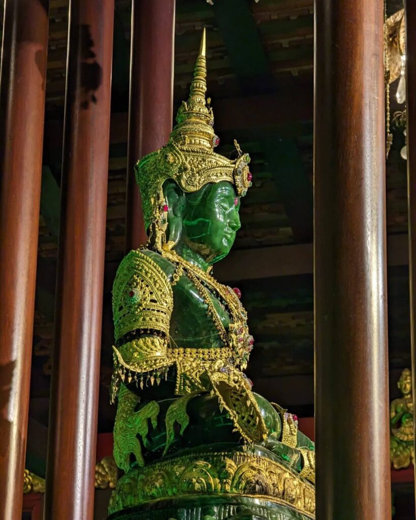 Buda Esmeralda Wat Phra Kaew Bangkok - airasia Play