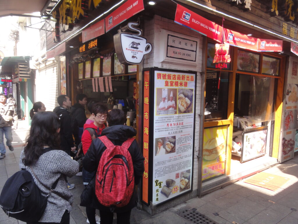 Movimento sempre intenso na Rua do Cunha - Magu Mathias