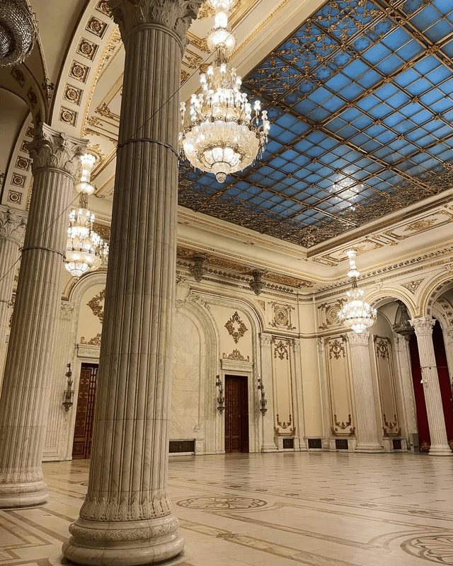 Interior do Palácio do Parlamento em Bucareste - Reddit