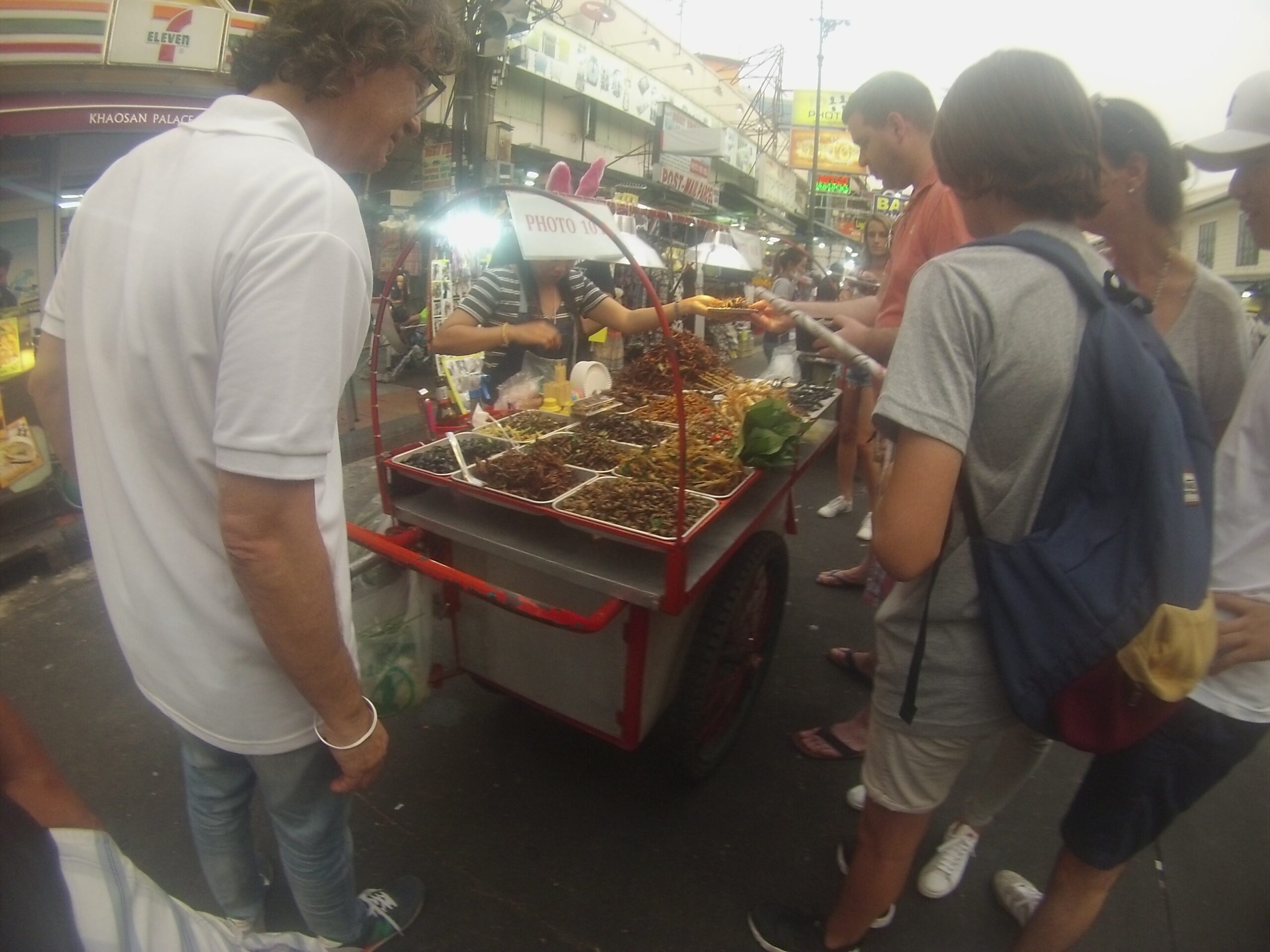 Comer bichos estranhos na Khao San Road: pura modinha! - Magu Mathias