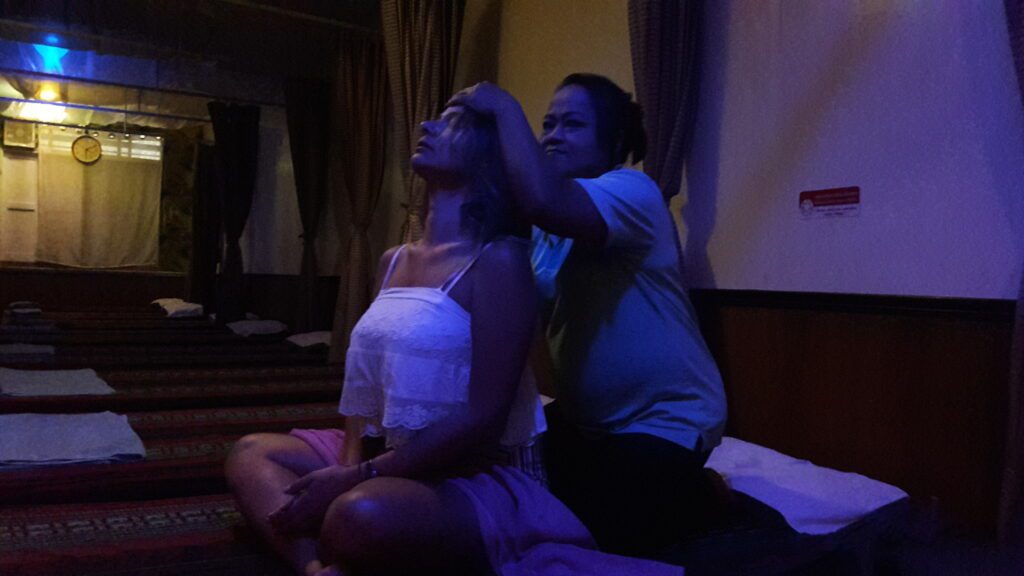 Massagem tailandesa na Ram Buttri Aly Bangkok - Magu Mathias